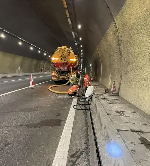 清远隧道排水渠清淤